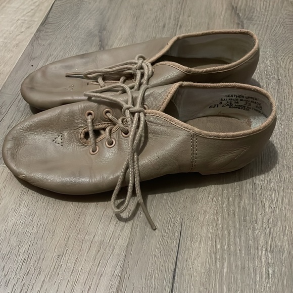 Kids Capezio tan lace up jazz shoes - Picture 2 of 5